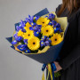 Букет из синих ирисов и жёлтых гербер